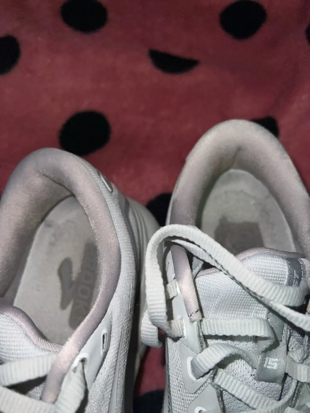 Brooks Women’s Running Shoe in Light Gray and White Size 8